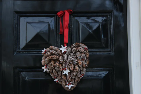 Weihnachtsdekoration an der Haustür — Stockfoto