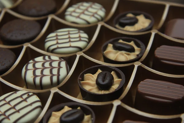 Doces de chocolate em uma caixa — Fotografia de Stock