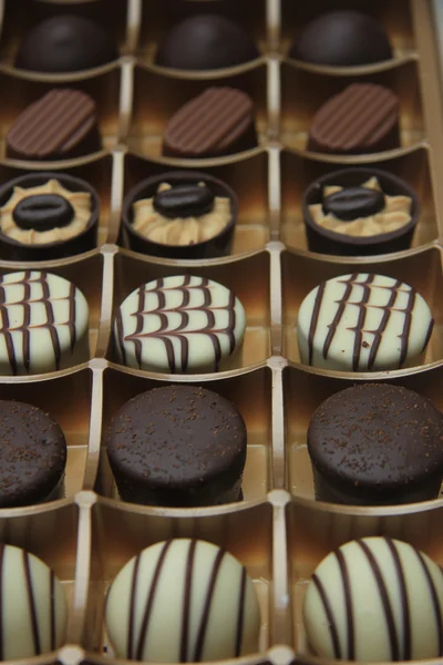 Шоколадные конфеты в коробке — стоковое фото