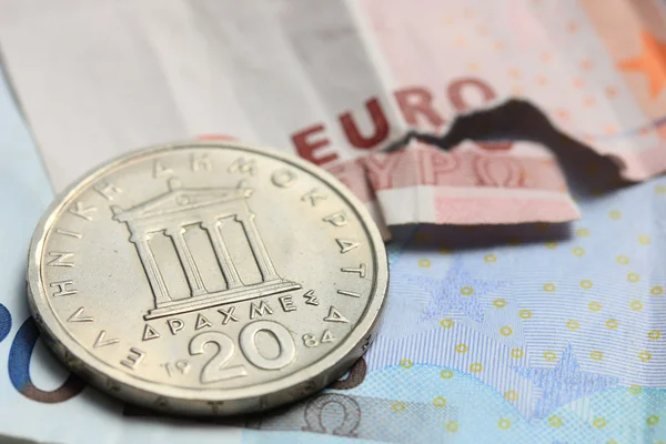 Monedas griegas en billetes en euros — Foto de Stock