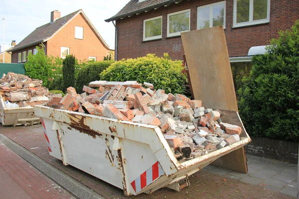 Geladen dumpster — Stockfoto