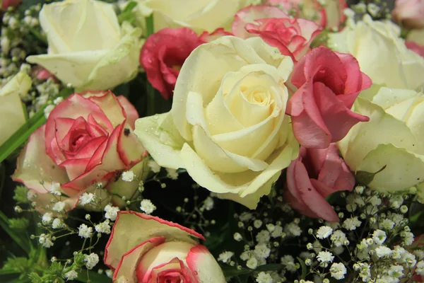 Różowy i biały bukiet ślubny — Zdjęcie stockowe