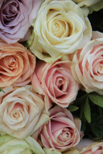 Pastel roses in a wedding arrangement — Stock Photo, Image
