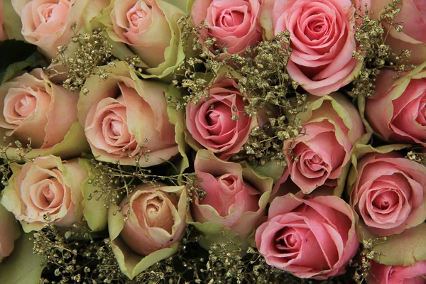 Blandade rosa rosor i brudkläder arrangemang — Stockfoto