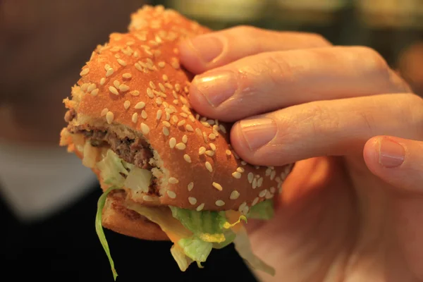 Man holding a hamburger — Stock Photo, Image