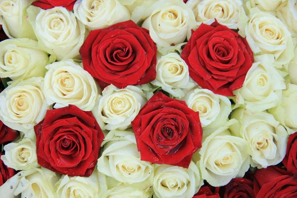 Красные и белые розы в свадебном оформлении — стоковое фото