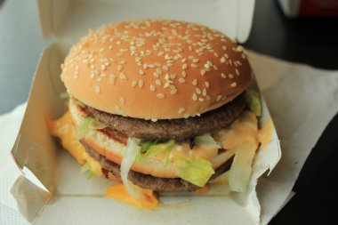 Hamburger in een kartonnen doos