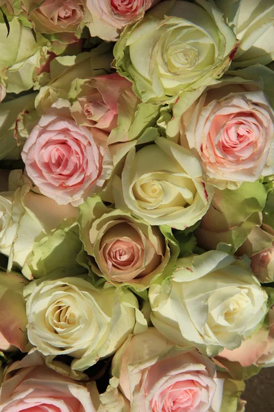 Rosas brancas e rosa em arranjo de casamento — Fotografia de Stock