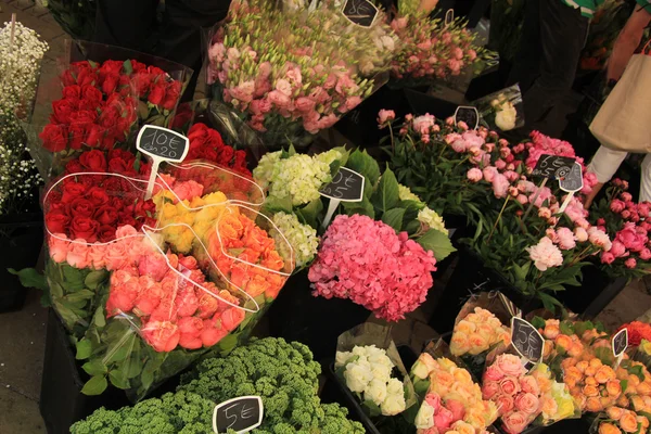 Flowers at a market — Stock Photo, Image