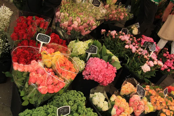 Flores em um mercado — Fotografia de Stock