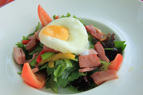 Pocherat ägg och sallad — Stockfoto