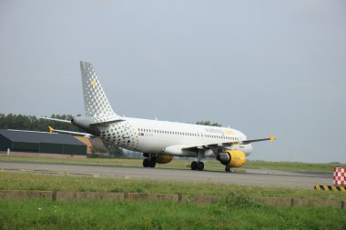 Amsterdam, Hollanda - 10 Ağustos 2015: Ec-Jtr Vueling Airb