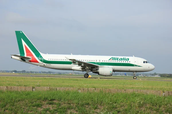 Amsterdam, The Netherlands - August 10 2015: EI-DTL Alitalia Air — стокове фото