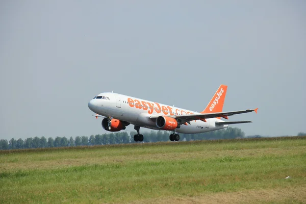 Amszterdam, Hollandia - június 12 2015-ig: G-Ezti easyjet Airbus — Stock Fotó