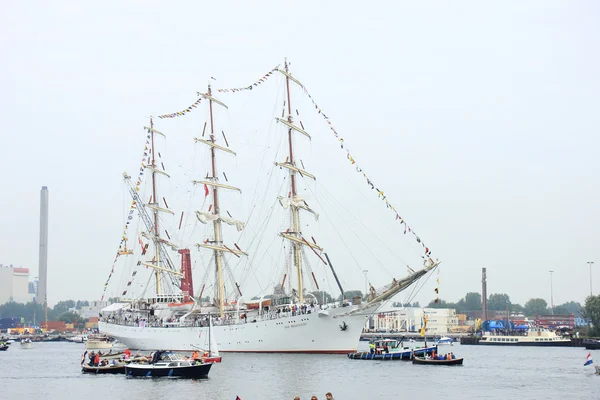 Velsen, Países Bajos - 19 de agosto de 2015: Sail Amsterdam 2015 — Foto de Stock