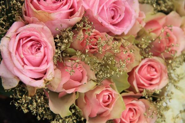 Μικτή ροζ τριαντάφυλλα στο νυφικό διακανονισμό — Φωτογραφία Αρχείου
