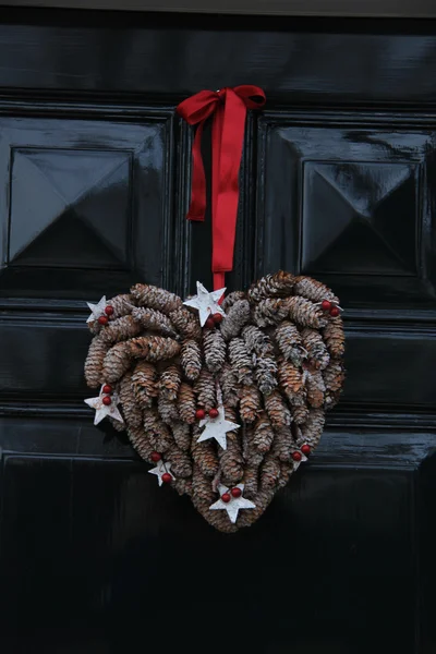 正面玄関の上のクリスマスの装飾 — ストック写真