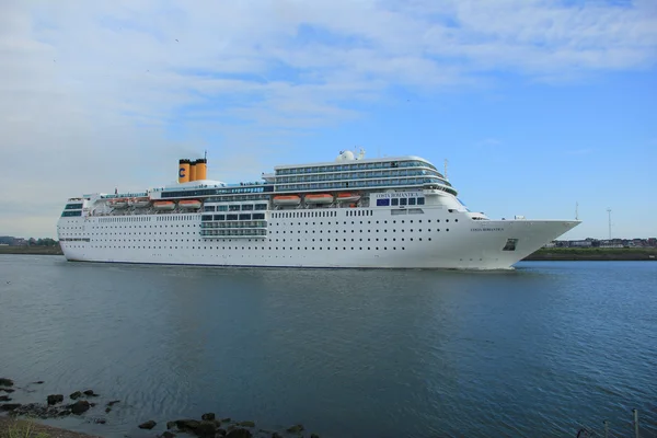 13de juni 2014. IJmuiden: Costa Neo Romantica op North Sea Cana — Stockfoto