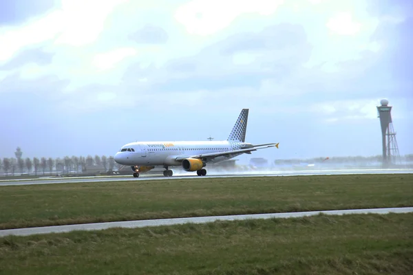 27 de marzo de 2015, Amsterdam Schiphol Airport EC-KMI Vueling Airb — Foto de Stock