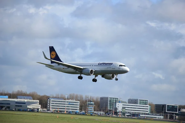 Schiphol Amsterdam, Países Bajos, 11 de abril de 2015: D-AIZZ Luft — Foto de Stock