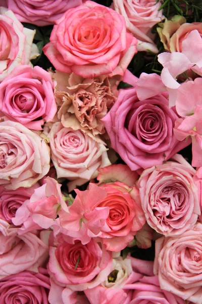 Lathyrus e rosas em um buquê de casamento — Fotografia de Stock