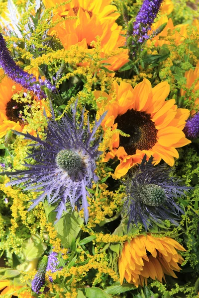 Mavi ve sarı ayçiçeği düzenlenmesi, düğün süslemeleri — Stok fotoğraf