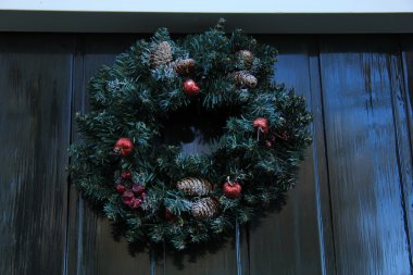 bir kapı süslemeleri ile klasik Noel çelenk