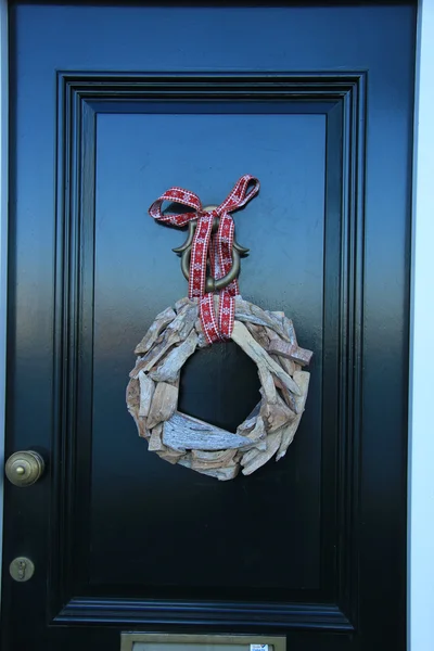 Bir kapı süslemeleri ile klasik Noel çelenk — Stok fotoğraf