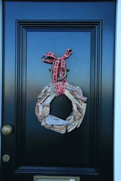 Grinalda de Natal clássica com decorações em uma porta — Fotografia de Stock