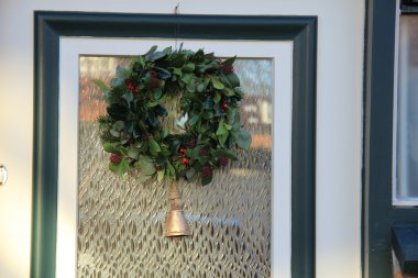 bir kapı süslemeleri ile klasik Noel çelenk