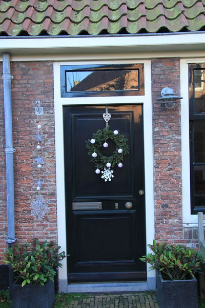 Classic christmas wreath with decorations on a door — Φωτογραφία Αρχείου