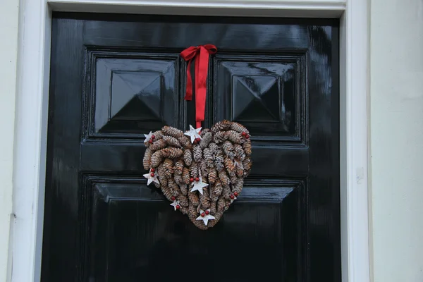 Kerstdecoratie op de voordeur — Stockfoto