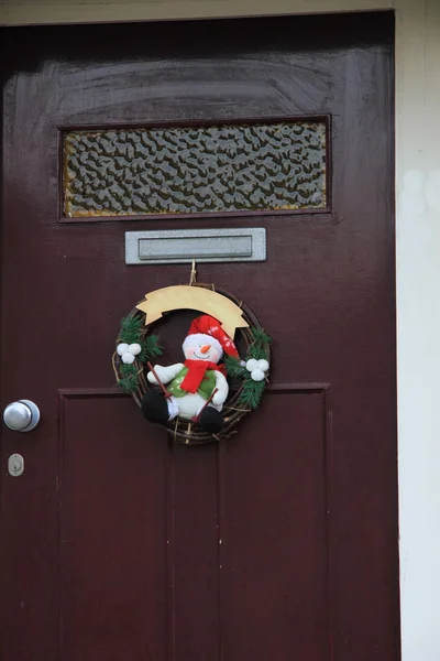 Porta da frente com decorações de Natal — Fotografia de Stock