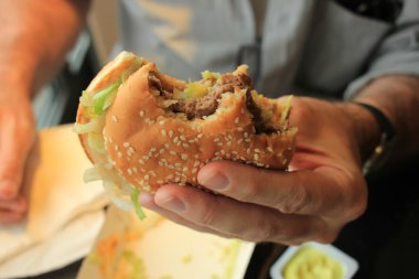 hamburger tutan adam