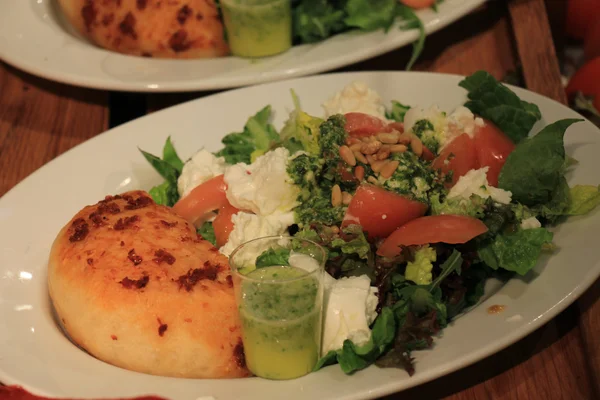 Una barra de ensaladas — Foto de Stock