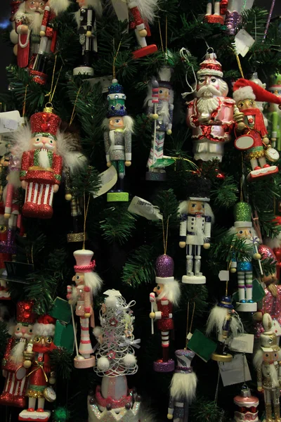 Enfeites de Natal em uma árvore — Fotografia de Stock