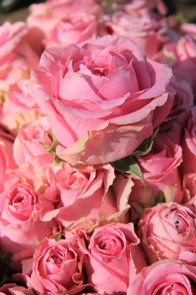 Rosas cor-de-rosa em buquê de noiva — Fotografia de Stock