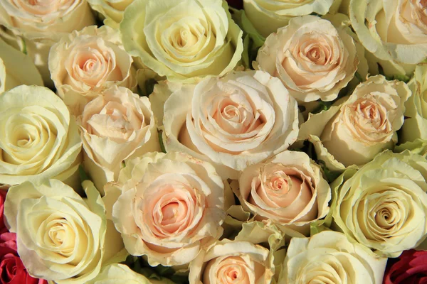 Rosa Rosen in verschiedenen Schattierungen im Hochzeitsarrangement — Stockfoto