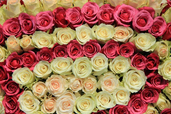 結婚式の配置で異なる色合いのピンクのバラ — ストック写真