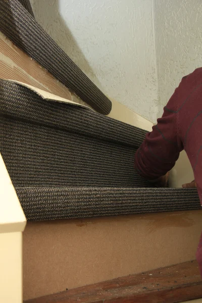 Alfombrando una escalera — Foto de Stock