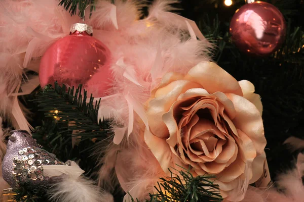 Růžové vánoční ozdoby — Stock fotografie