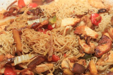 Tay tavuk ve erişte