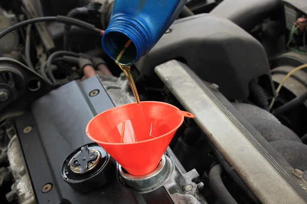 Oil refill of a car — Stock Photo, Image