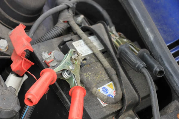 Car battery charging — Stock Photo, Image