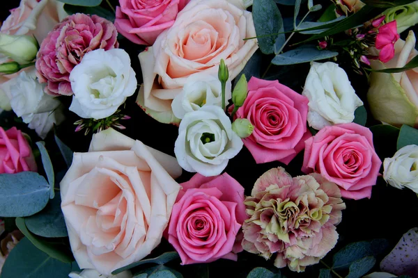 粉红和白色新娘插花 — 图库照片