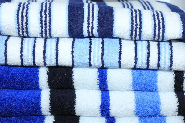 Ułożone pasiasty ręczniki — Zdjęcie stockowe