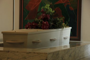 Cenaze çiçek ile tabut