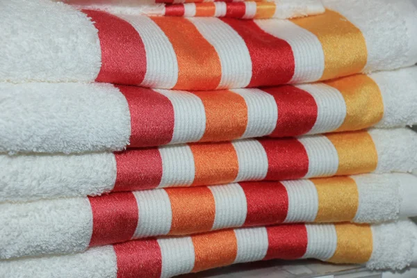 Asciugamani bianchi impilati — Foto Stock
