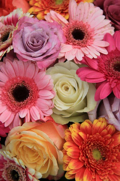 Gerberas et roses en bouquet nuptial — Photo