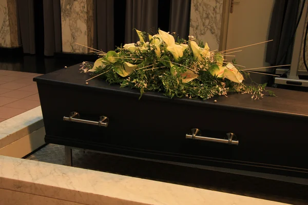 Flores funerarias en un ataúd — Foto de Stock